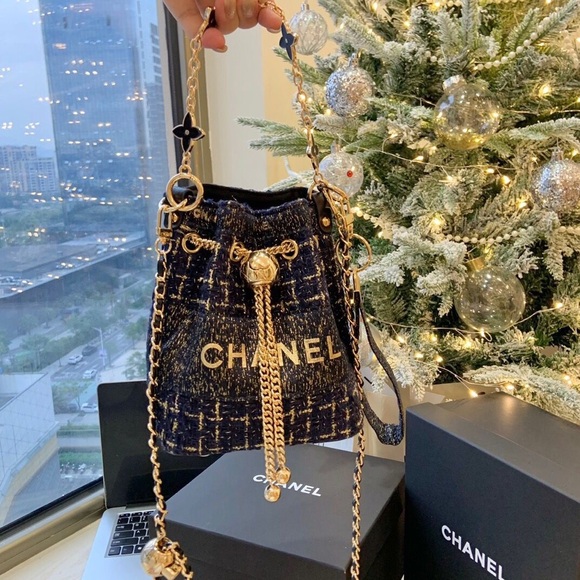 CHANEL NAVY BLUE BEAUTE BUCKET BAG WITH CHAIN - Picture 2 of 5